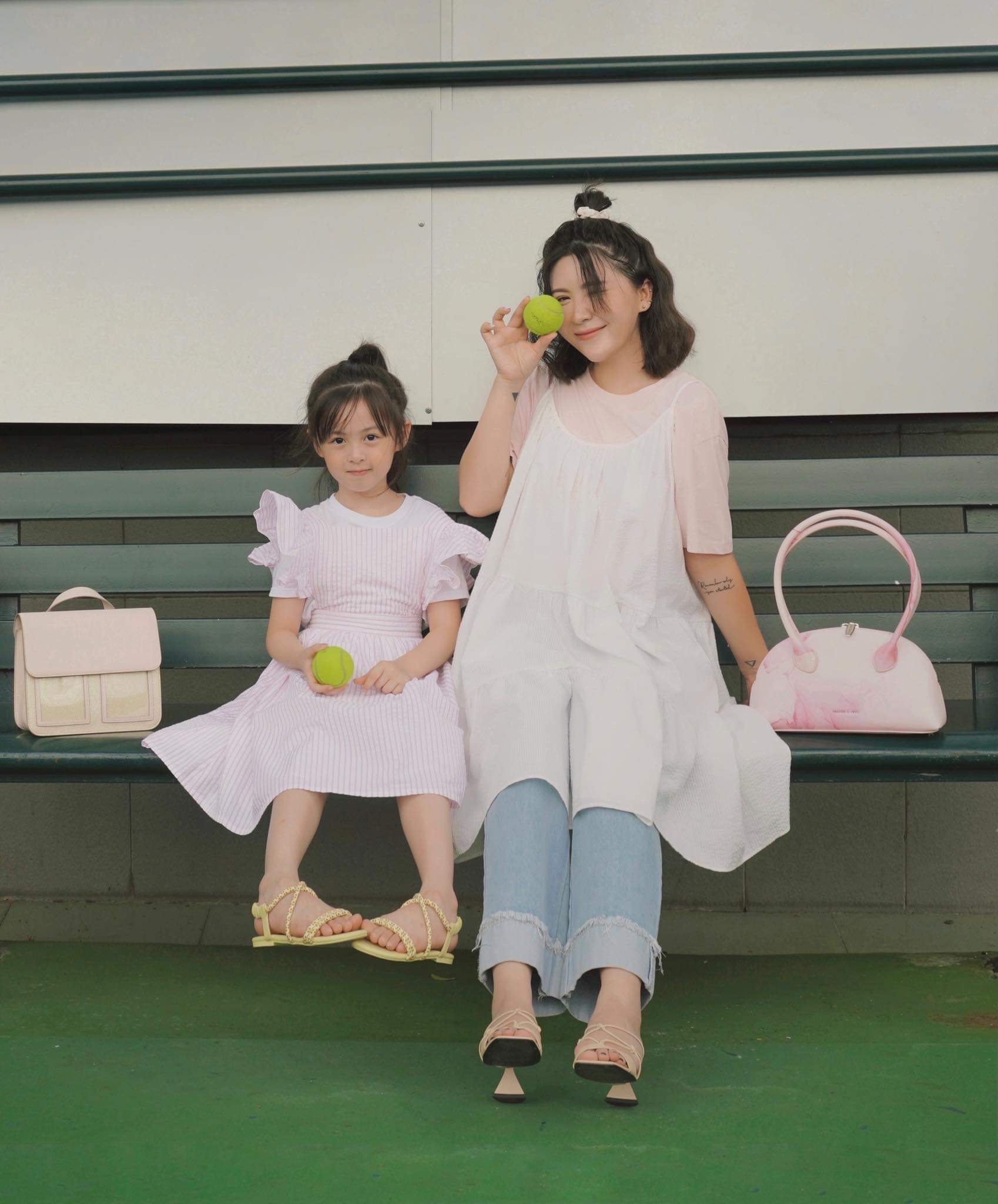 “Khi cũng trở thành mẹ, Loan mới hiểu được cảm giác của mẹ mình hồi xưa đã phải vất vả chăm lo cho con cái qua từng ngày thế nào. Mẹ đúng là siêu thật”, Loan Hoàng (Heo Mi Nhon) chia sẻ