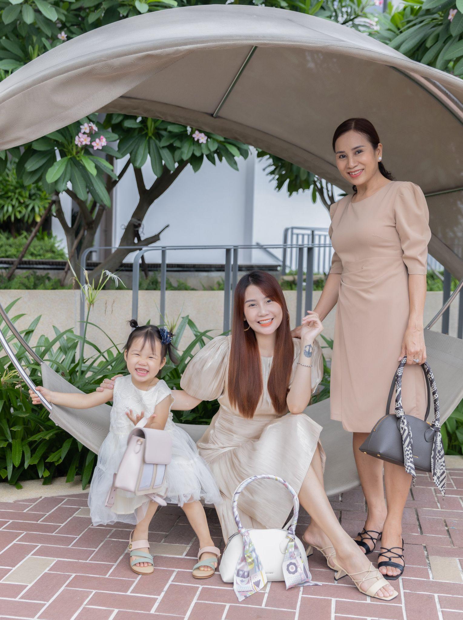 Nếu gia đình có 3 thế hệ thì mix and match như thế nào nhỉ? “Học lỏm” ngay bí quyết của hot mom Thanh Trần qua bức hình ở trên nha! Đảm bảo niềm vui ngày Mother’s Day sẽ nhân đôi khi thấy cả nhà ai cũng xinh đẹp với chiếc túi và đôi giày phù hợp sở thích, tính cách của mình.