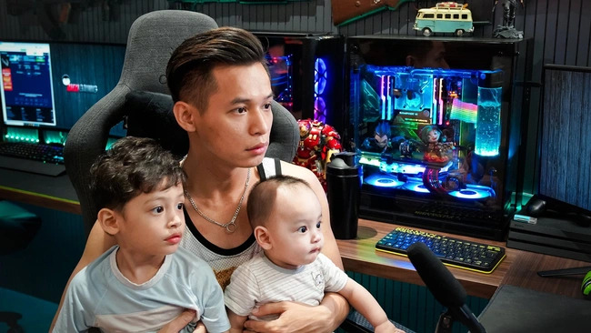 Suốt ngày loanh quanh ở nhà, streamer Việt giàu có bị con trai nói câu chí mạng: Làm gì có tiền! - 3