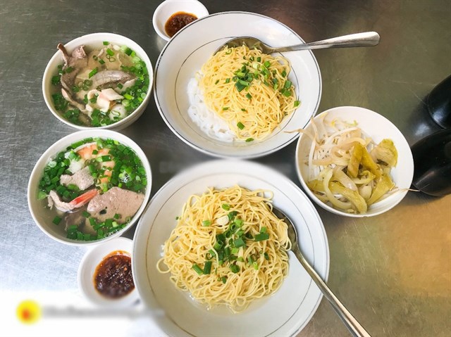 The noodle shop that has existed for more than 60 years is still crowded with customers, thanks to a familiar side dish - 1