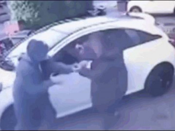  Clip: Bị cướp tấn công, người phụ nữ phản đòn cực gắt và cái kết 