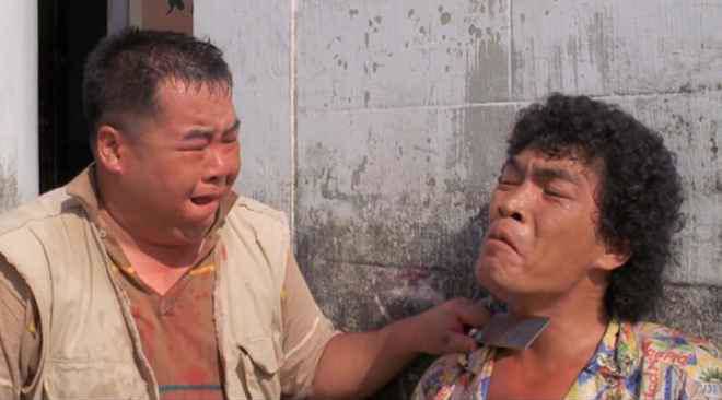 Tại sao là tôi là bộ phim đánh dấu tài năng của Trịnh Tắc Sĩ ở các vai trò như đạo diễn, biên kịch lẫn diễn viên chính. Làm ăn thua lỗ, phải đóng phim người lớn để trả nợ.