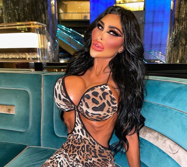 Nhan sắc và vòng một làm nhiều người ái ngại.