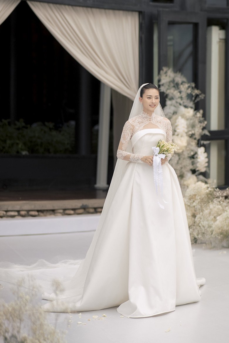 Chiếc váy cưới nửa kín nửa hở giúp nhan sắc cô dâu Ngô Thanh Vân thăng hạng - 8