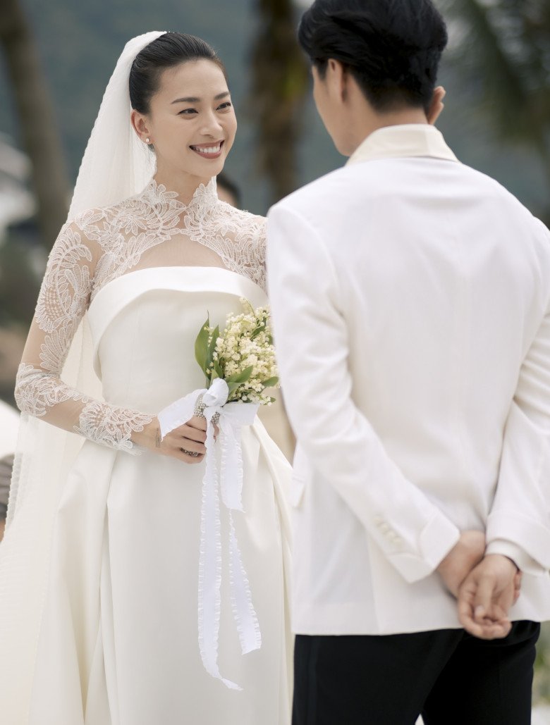 The semi-closed and half-open wedding dress helps the beauty of the bride Ngo Thanh Van to be promoted - 4