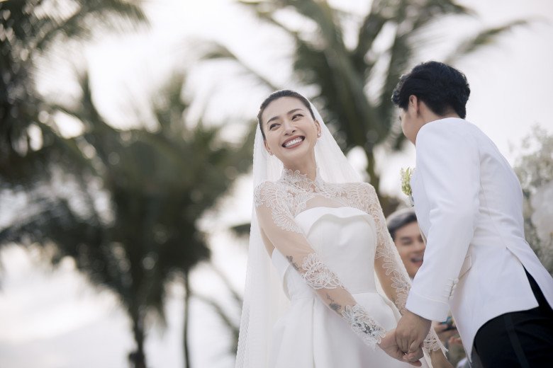 The semi-closed, half-open wedding dress helps the beauty of the bride Ngo Thanh Van to be promoted - 5