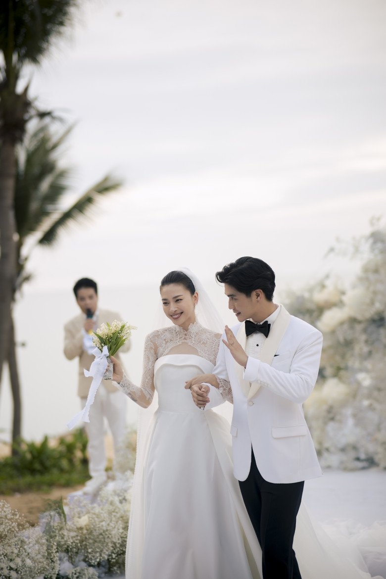 The semi-closed and half-open wedding dress helps the beauty of the bride Ngo Thanh Van to be promoted - 6
