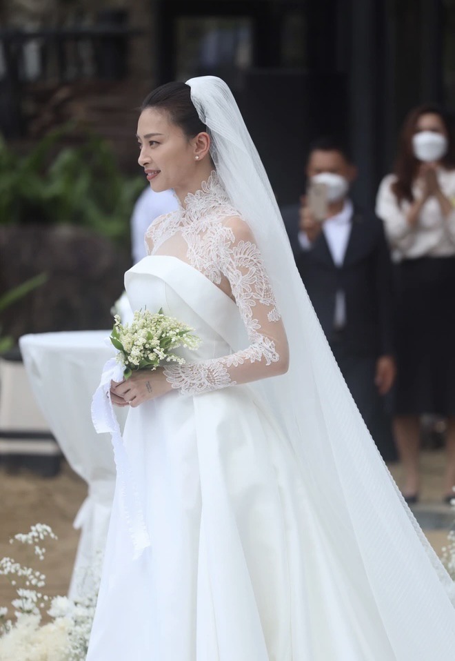 The semi-closed and half-open wedding dress helps the beauty of the bride Ngo Thanh Van to be promoted - 7