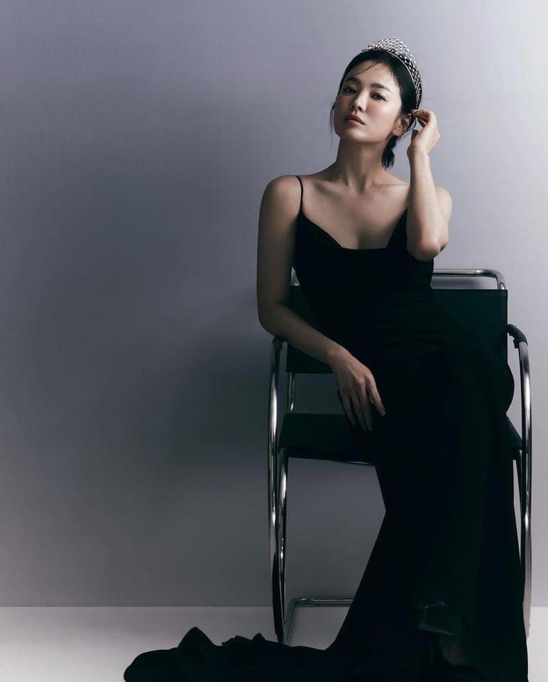 With delicate shoulders like a statue, Song Hye Kyo always wears a loose skirt and is a man who is passionate about it - 5