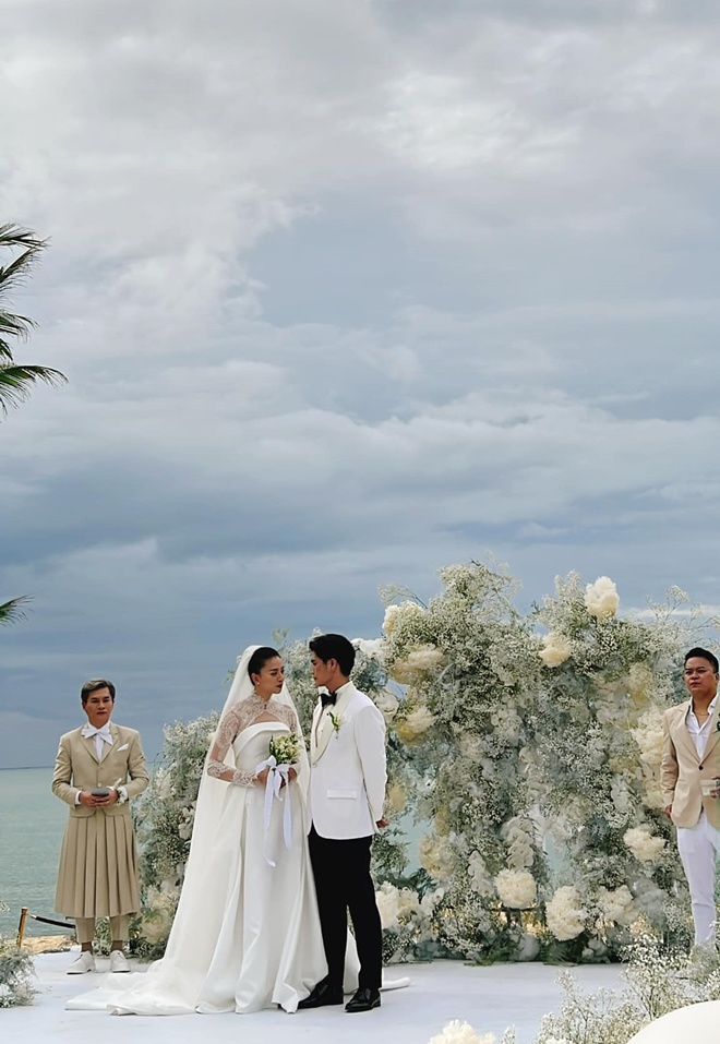 Nhan sắc cô dâu chú rể qua góc máy của NTK Đỗ Mạnh Cường. Chuyên gia trang điểm Nam Trung gây chú ý khi mặc váy. 