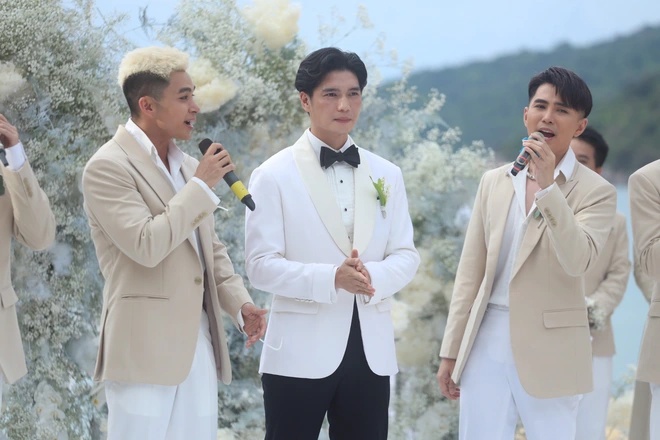 Các thành viên nhóm 365 đứng cạnh Huy Trần.