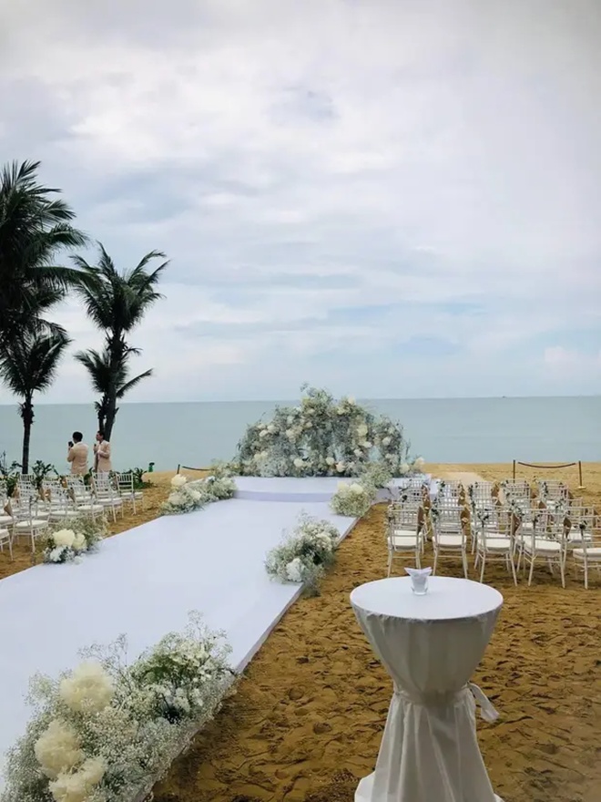 Khung cảnh lễ đường trên bãi biển của Ngô Thanh Vân - Huy Trần.