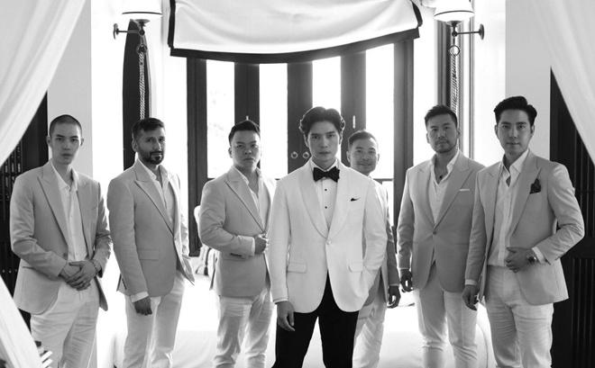 Chồng sắp cưới của Ngô Thanh Vân khoe vẻ điển trai, lịch lãm cùng dàn phù rể trước giờ tổ chức hôn lễ. Trước thông điệp của Ngô Thanh Vân, Huy Trần hồi đáp: Và đây là đàng trai, chúng tôi cũng đã sẵn sàng.