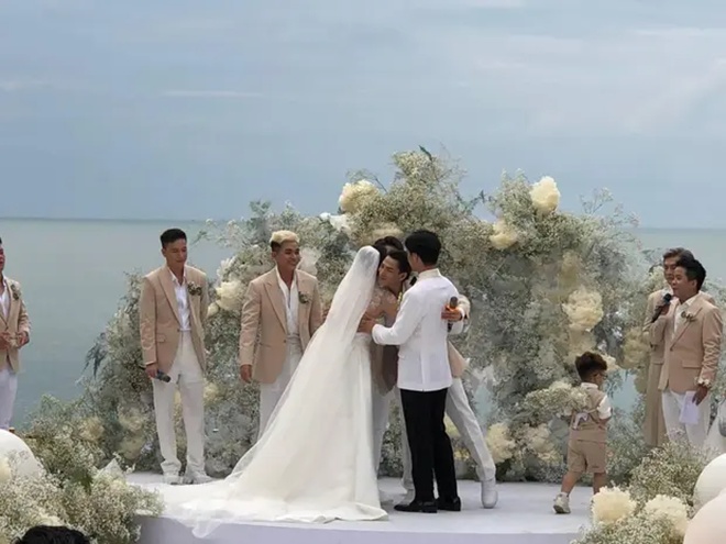 Ngô Thanh Vân lần lượt ôm các thành viên nhóm 365 trong khoảnh khắc quan trọng của cuộc đời. Những hình ảnh này khiến các quan khách rưng rưng xúc động.