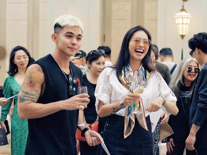 Jun Phạm cập nhập liên tục tình hình lễ cưới của đàn chị lên trang cá nhân. Nam ca sĩ hóm hỉnh chia sẻ: Tính uống xuyên suốt 3 ngày 2 đêm hay gì không biết?.