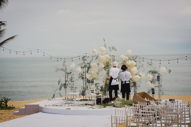 Sân khấu chính ngay trước biển siêu lãng mạn, ngập tràn hoa tươi nhập khẩu từ châu Âu.