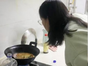 Bà bầu - Vợ bầu có cơn gò, chồng cuống quýt chuẩn bị đồ đi đẻ, vào bếp thấy cảnh “ngã ngửa”