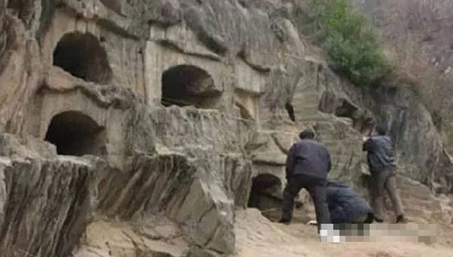 Hủ tục ghê rợn amp;#34;chôn sốngamp;#34; bố mẹ già: Con cái xây mộ hở miệng, mỗi ngày đi đưa cơm mang một viên gạch để lấp - 3