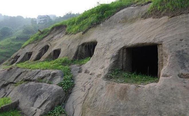 Hủ tục ghê rợn amp;#34;chôn sốngamp;#34; bố mẹ già: Con cái xây mộ hở miệng, mỗi ngày đi đưa cơm mang một viên gạch để lấp - 4