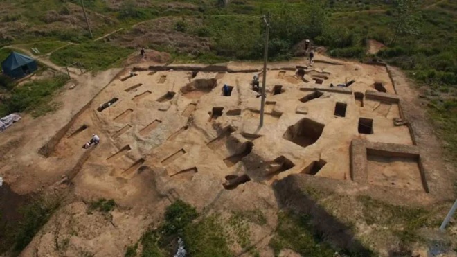 Hủ tục ghê rợn amp;#34;chôn sốngamp;#34; bố mẹ già: Con cái xây mộ hở miệng, mỗi ngày đi đưa cơm mang một viên gạch để lấp - 5