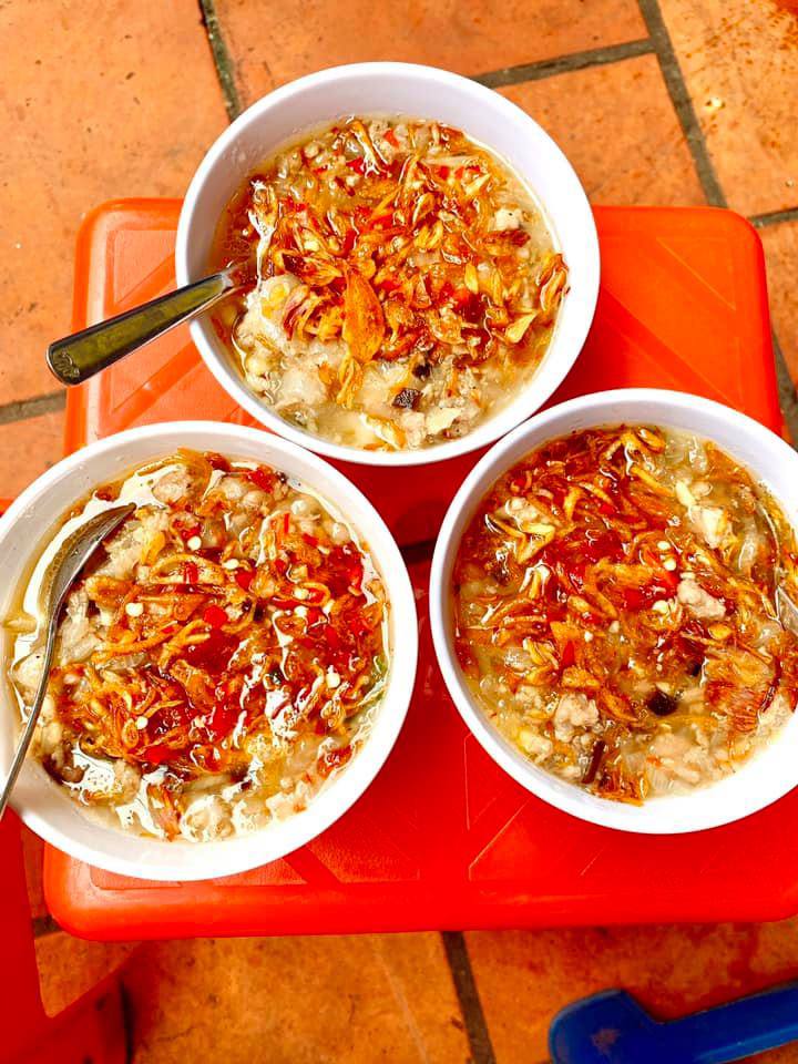 Dù phải chờ đợi lâu và thái độ chủ quán không tốt nhưng khách vẫn đến đây nườm nượp