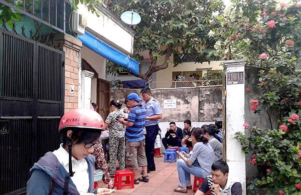 Quán bánh đúc lúc nào cũng có hàng dài người đứng đợi