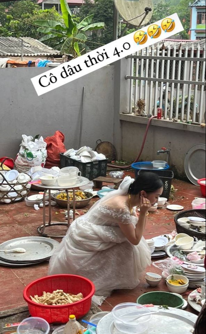 Khoảnh khắc cô dâu ngồi trầm ngâm bên đống chén bát chưa rửa khiến dân tình bật cười thích thú.