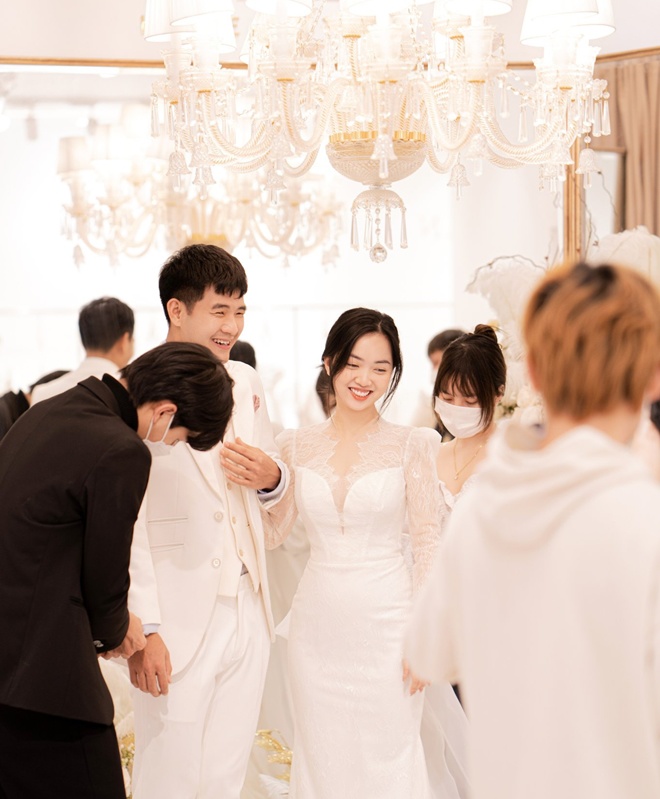 Khoảnh khắc hậu trường chụp ảnh cưới của cặp đôi cũng mới được tiết lộ và lập tức gây sốt vì visual lung linh.