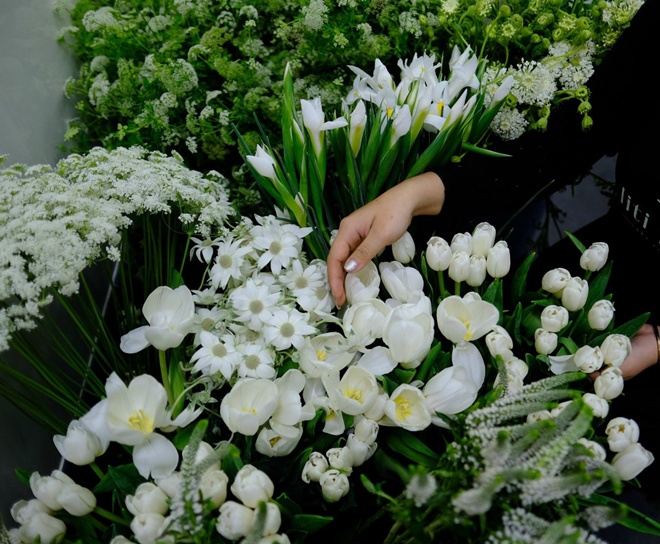 Hôn lễ của Ngô Thanh Vân ngập tràn các loại hoa được nhập từ châu Âu về như hoa tulip, diên vĩ, flannel, hoa baby, Queen Annes Lace và Veronica....