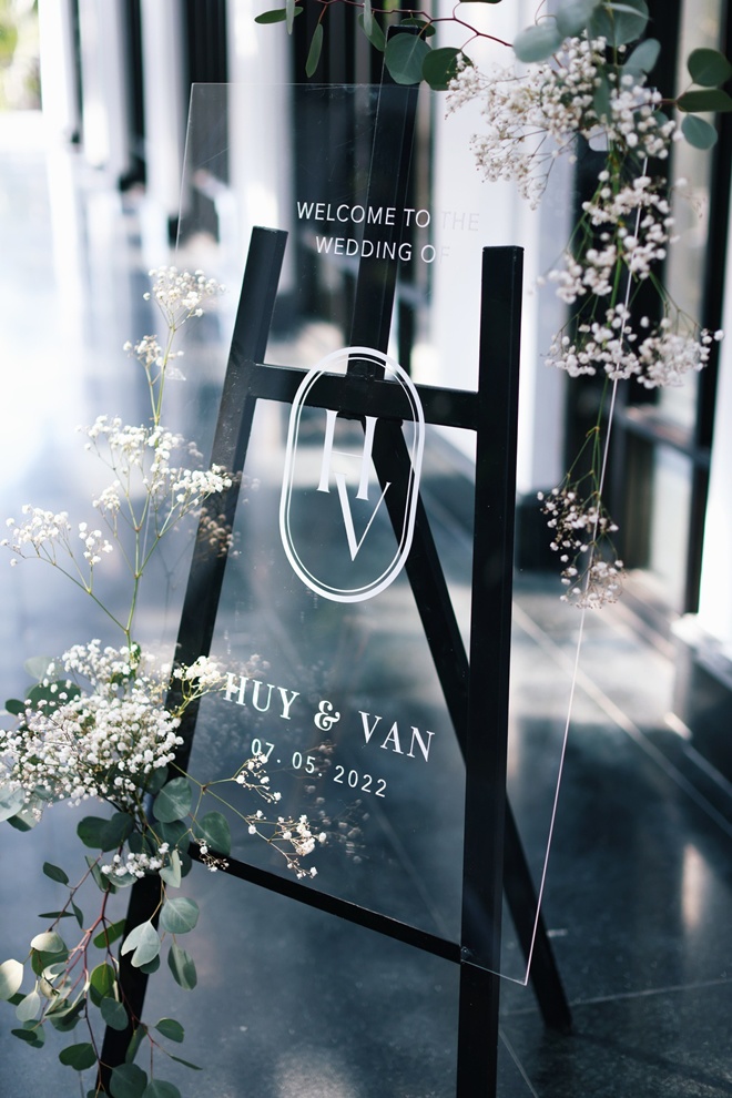 Các khách mời tham dự đều được chuẩn bị riêng 1 món quà như áo vest, đầm, rượu, bánh ngọt…