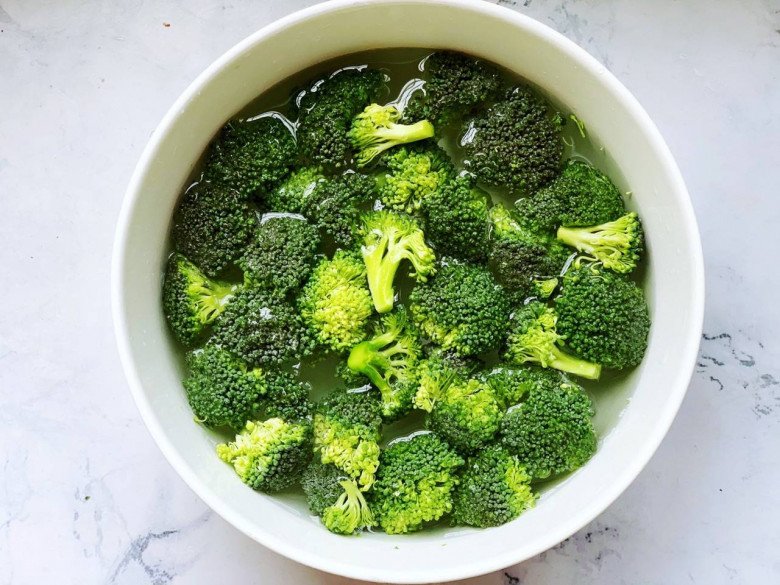 Xào súp lơ đừng cho vào ngay, thêm bước này món ăn xanh giòn, ngon không mất dinh dưỡng - 3