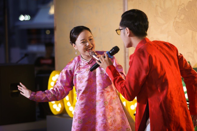 Nguyễn Hoàng Phương Linh hát cùng Cao Bá Hưng.