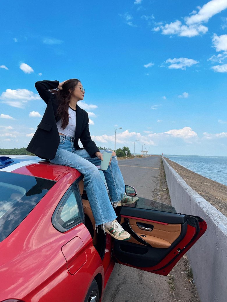 Big sister model Thanh Hang goes to the beach in a super bold outfit, different from the image of menswear in ordinary days - 7