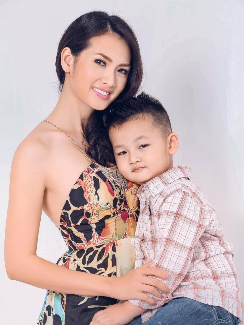 15-year-old son Anh Thu is 1m84 tall, looking at his mother U40 has a sharp abdomen and is drunk - 1