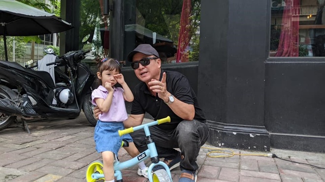 Chi Trung's little-known biological son married a beautiful wife, now the comedian shows off his lovely grandson, hoping to be as rich as Van Dung - 3