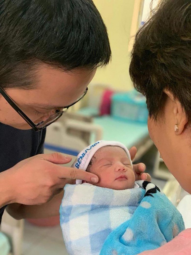 Chi Trung's little-known biological son married a beautiful wife, now the comedian shows off his lovely grandson, hoping to be as rich as Van Dung - 13