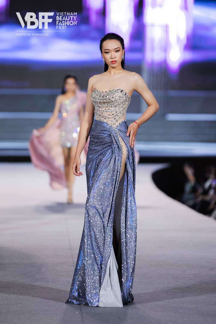 The contestants amp;#34;extremely good amp;#34;  of Miss World Vietnam: Her waist is smaller than Ngoc Trinh, she is 1m85 - 19 . tall
