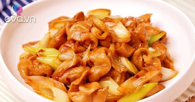 The smelliest part of the pig stir-fried with onions is delicious, the husband can enjoy it throughout the meal