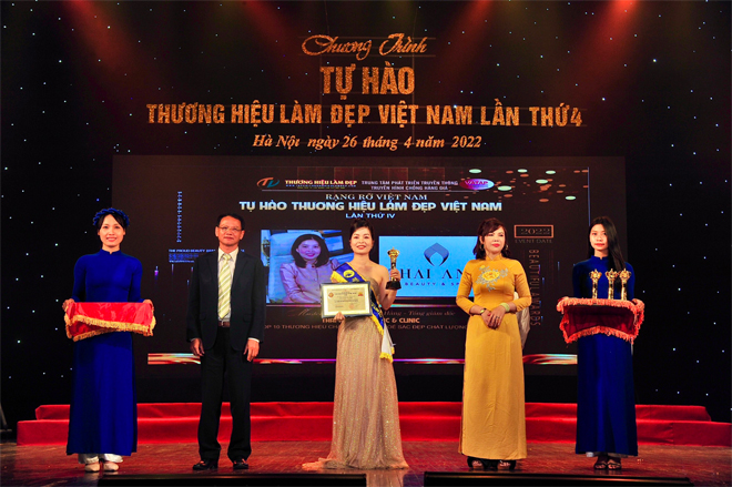 Đại diện Thai Anh Aesthetic amp; Clinic, bà Trần Bảo Trâm nhận giải thưởng từ phía BTC