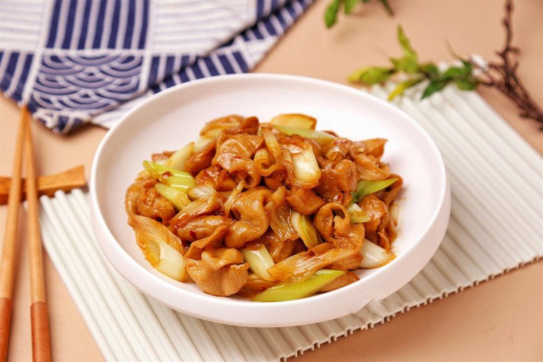 The smelliest part of the pig is stir-fried with delicious onions, the husband can enjoy it throughout the meal - 8