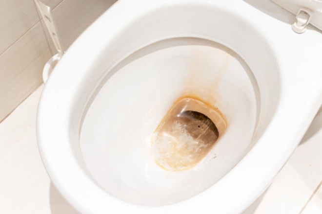 The toilet has been used for a long time with yellow residue, pour this water into it to be clean after 1 night - 1