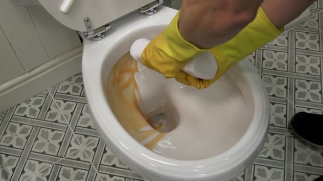 The toilet has been used for a long time with yellow residue, pour this water into it to be clean after 1 night - 4 minutes