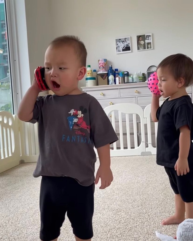 Cũng là gọi điện thoại nhưng mà nó lạ lắm. Trong khi Lisa cầm quả bóng hồng thì Leon chọn ô tô đồ chơi để trò chuyện. Dù vậy, cặp song sinh vẫn ê a rất nhiệt tình.