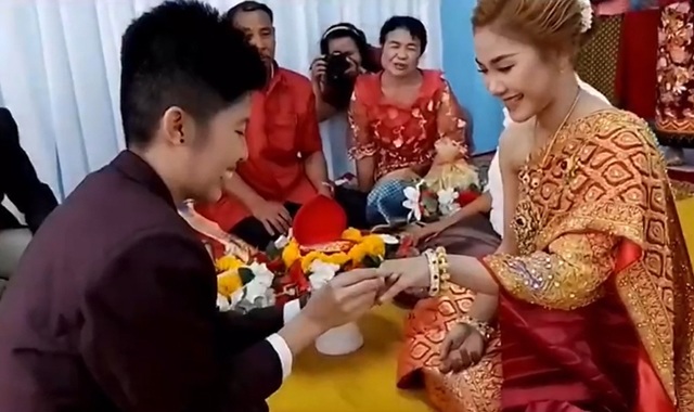 Smiling bride receives more than 600 million wedding gifts, the groom's identity is surprising - 2