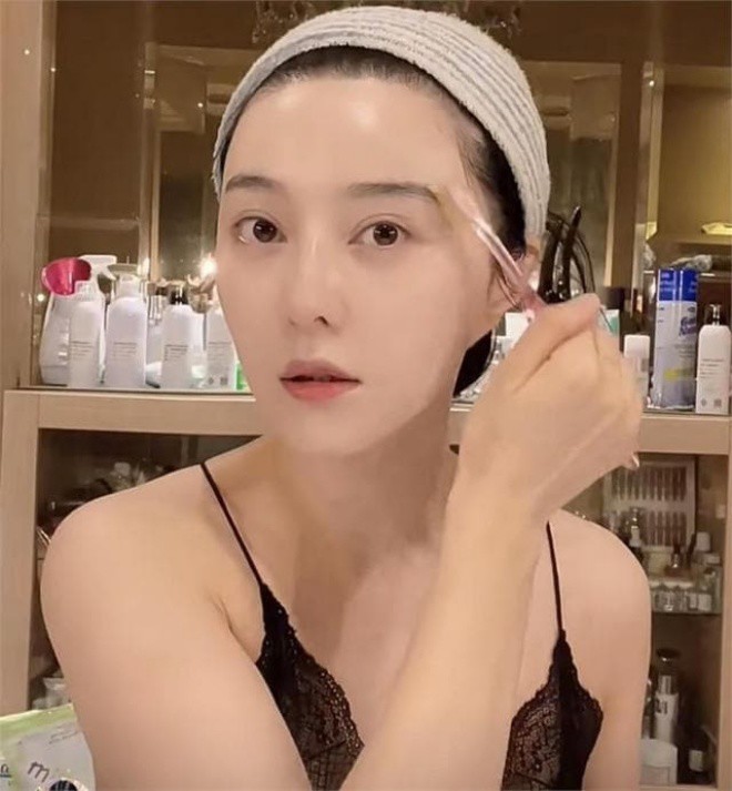 Cô giờ livestream hướng dẫn chăm sóc da và bán mỹ phẩm.