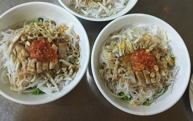Bun mam restaurant for more than 30 years in Da Nang, customers flock to only thanks to one secret - 1