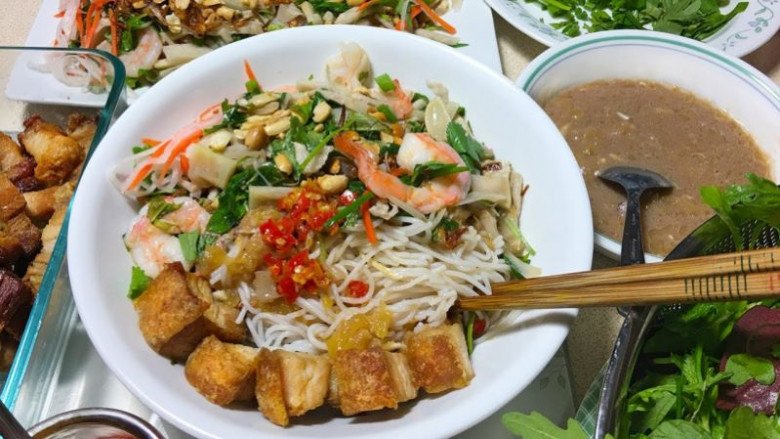 Bun mam restaurant for more than 30 years in Da Nang, customers flock to just one secret - 4