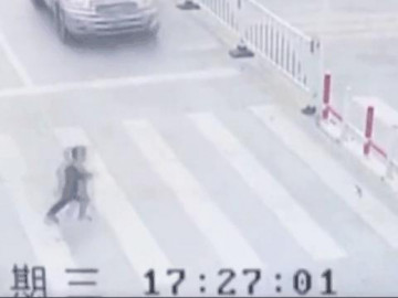  Clip: Mẹ mải dùng điện thoại, con trai bị ô tô húc bay khi qua đường 