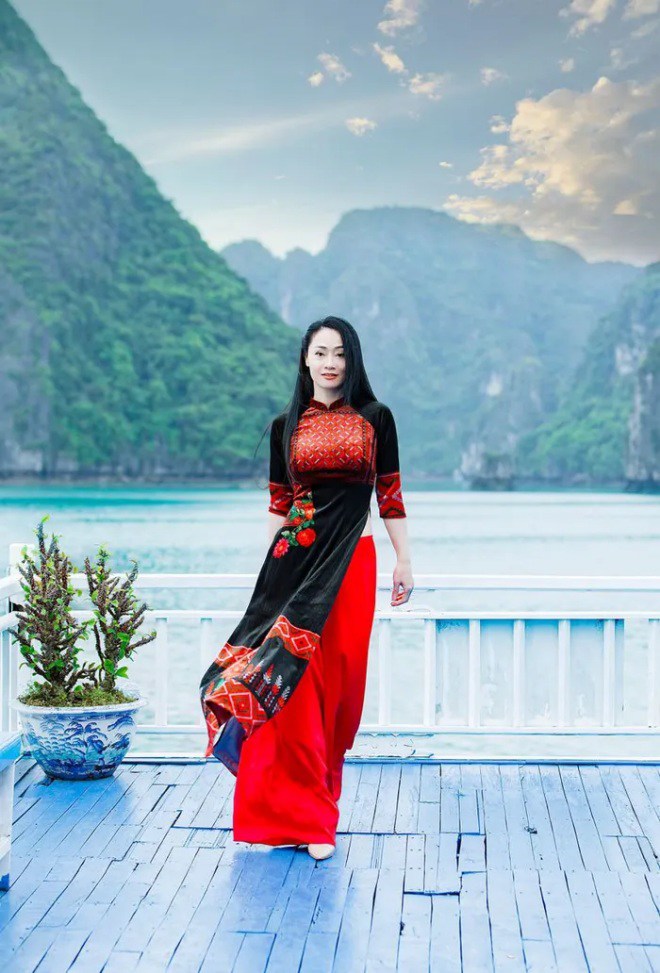 Diễn viên Quách Thu Phương trình diễn áo dài trong MV.