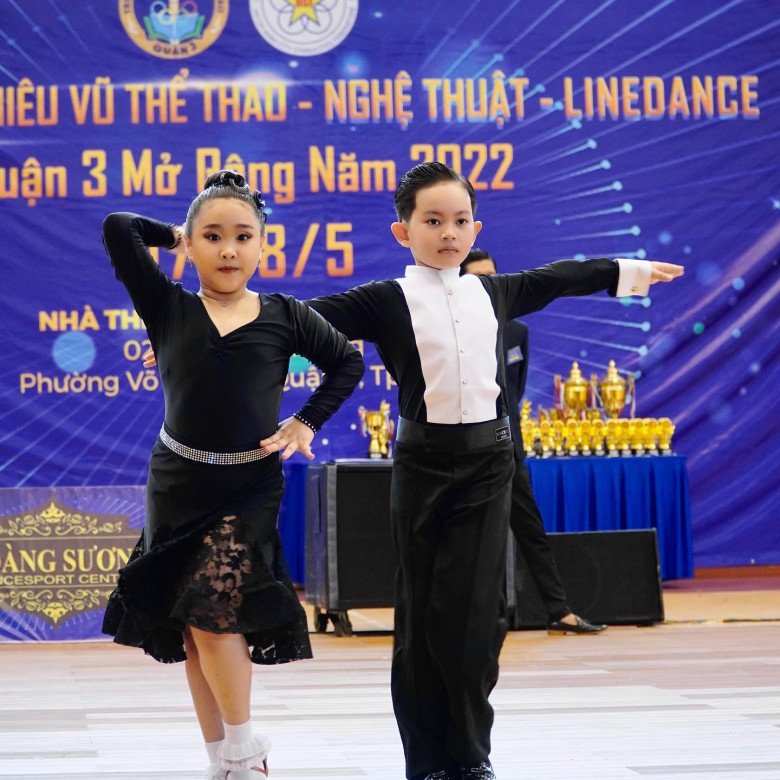 Khanh Thi Phan Hien's son is as talented as his parents, winning 8 gold medals in the sports dance competition - 4